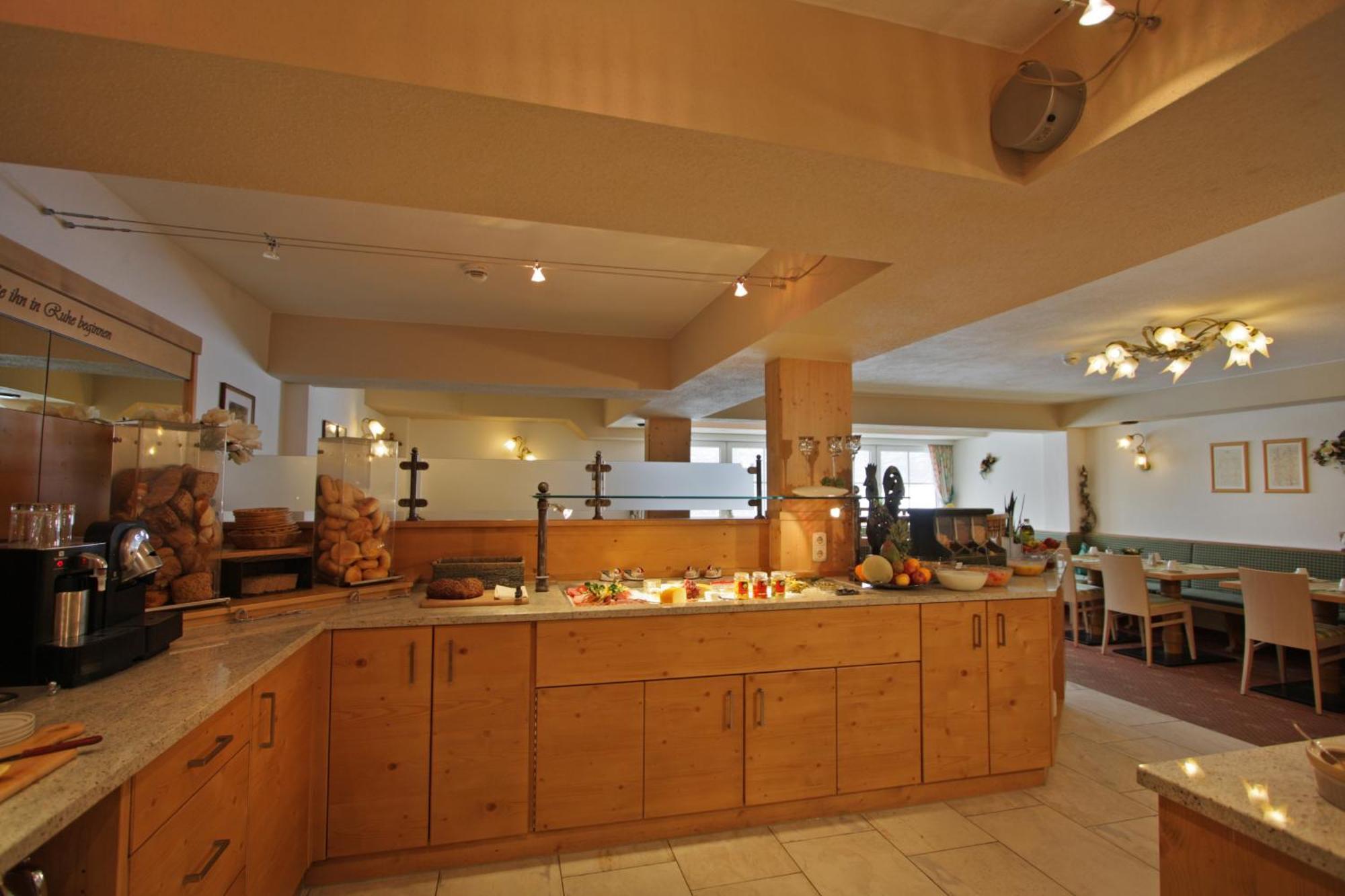 Hotel Garni - Restaurant Kaminstube ซังคท์อันทอนอัมอาร์ลแบร์ก ภายนอก รูปภาพ