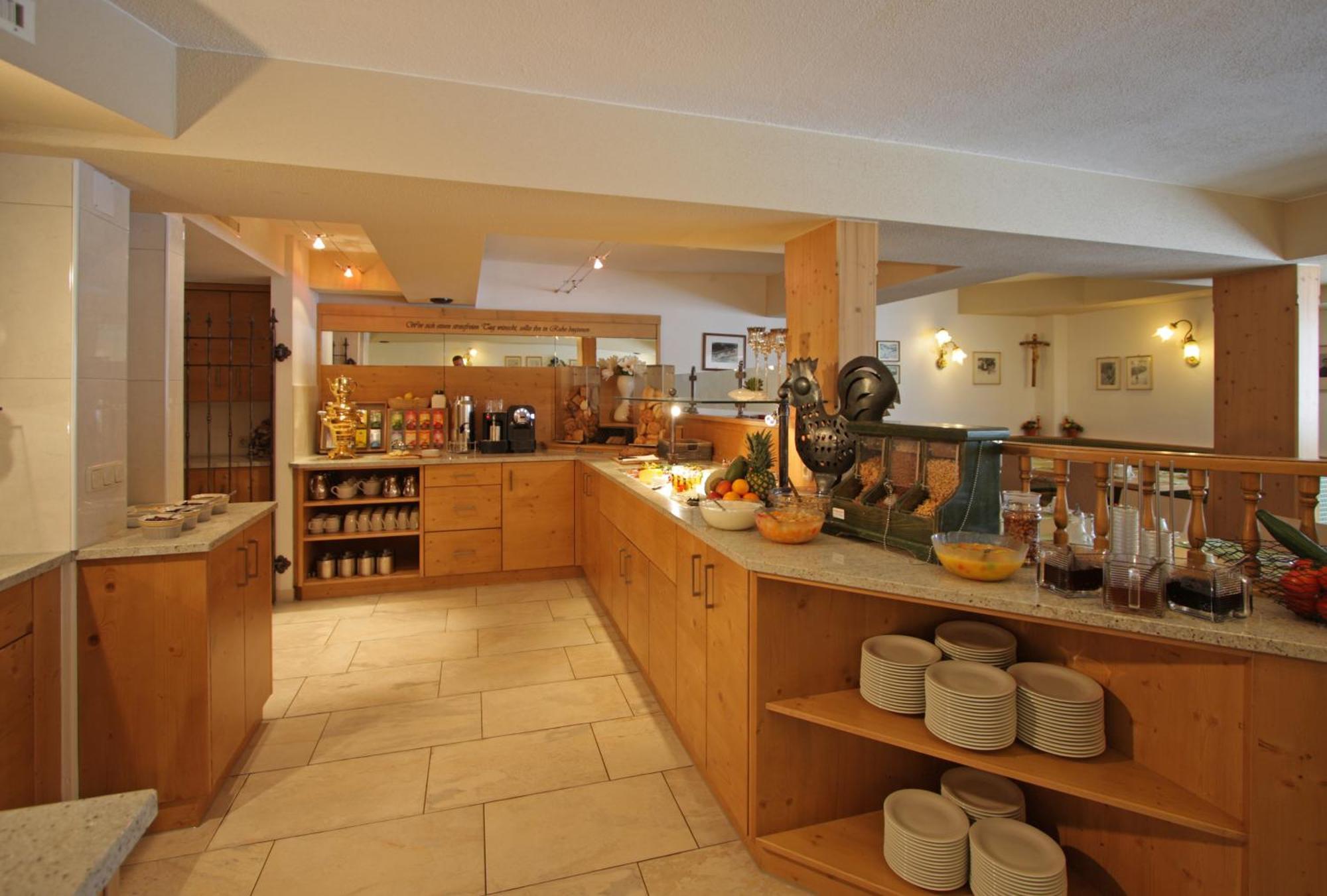 Hotel Garni - Restaurant Kaminstube ซังคท์อันทอนอัมอาร์ลแบร์ก ภายนอก รูปภาพ