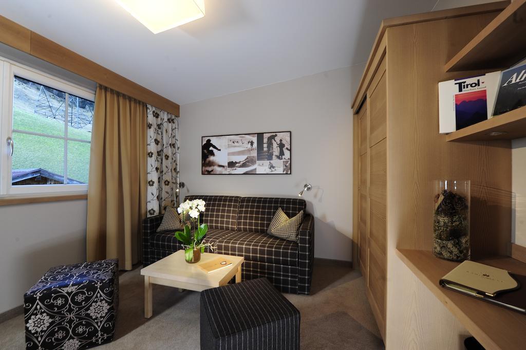 Hotel Garni - Restaurant Kaminstube ซังคท์อันทอนอัมอาร์ลแบร์ก ห้อง รูปภาพ