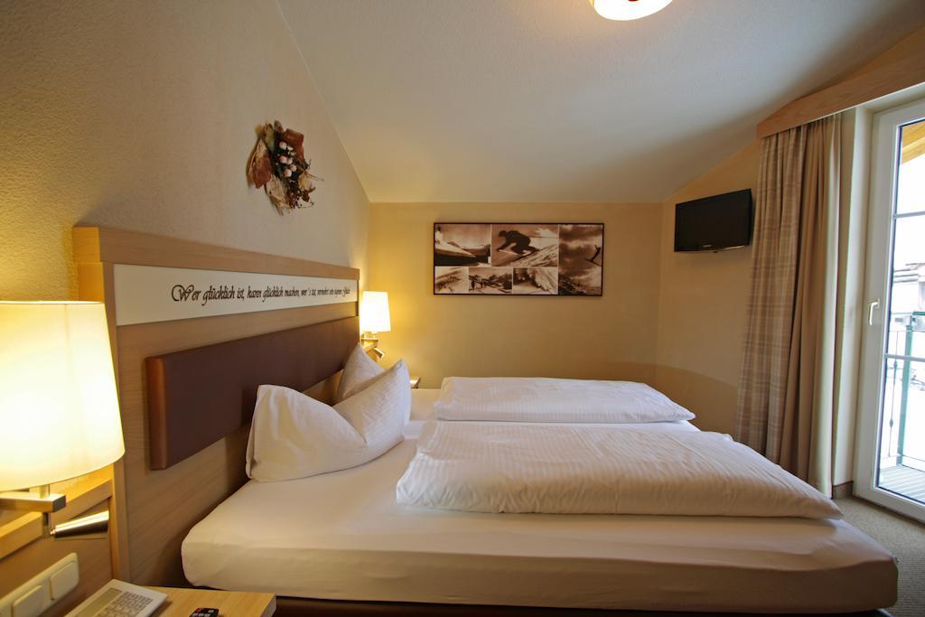 Hotel Garni - Restaurant Kaminstube ซังคท์อันทอนอัมอาร์ลแบร์ก ห้อง รูปภาพ