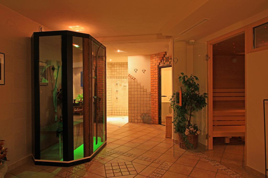 Hotel Garni - Restaurant Kaminstube ซังคท์อันทอนอัมอาร์ลแบร์ก ภายนอก รูปภาพ