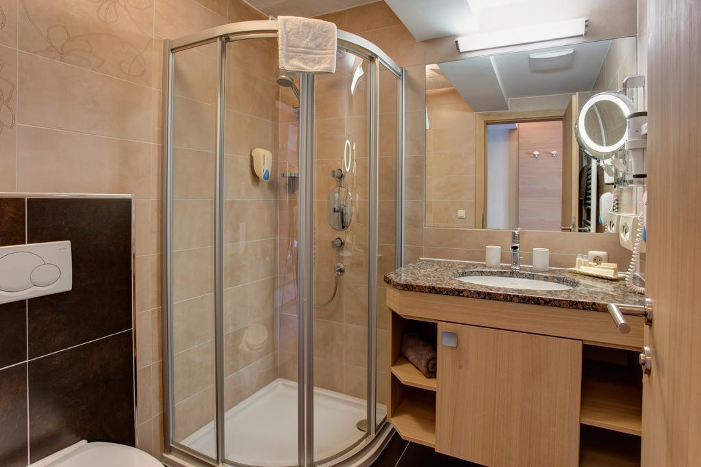 Hotel Garni - Restaurant Kaminstube ซังคท์อันทอนอัมอาร์ลแบร์ก ภายนอก รูปภาพ