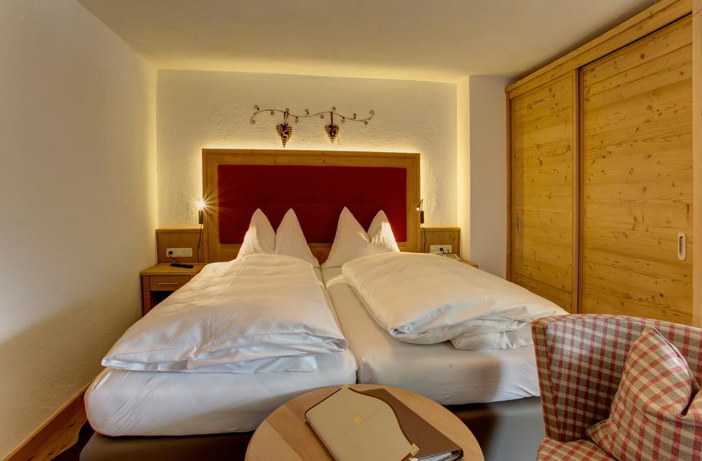 Hotel Garni - Restaurant Kaminstube ซังคท์อันทอนอัมอาร์ลแบร์ก ภายนอก รูปภาพ